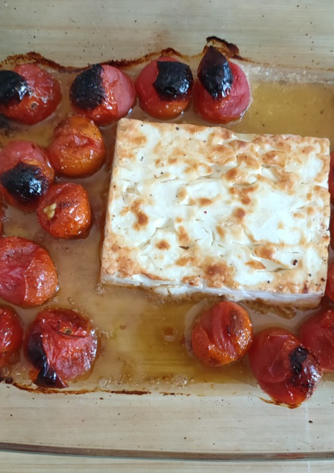 Una foto de Pasta con salsa de tomate cherry y queso feta