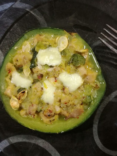 Una foto de Zapallitos rellenos de pollo y verduras versión light