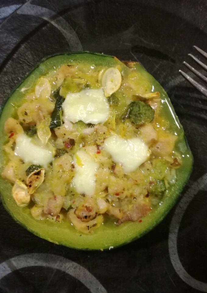 Una foto de Zapallitos rellenos de pollo y verduras versión light