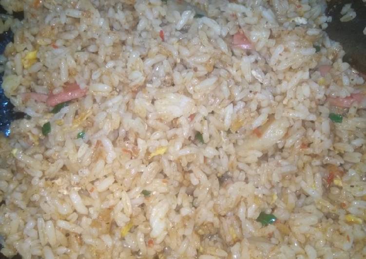 Langkah Mudah untuk Menyiapkan Nasi goreng seadanya #tantanganakhirtahun #masakditahunbaru, Lezat Sekali