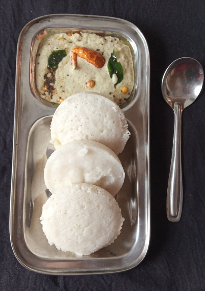 ઈડલી (Idli Recipe In Gujarati) રેસીપી મુખ્ય ફોટો