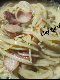 Una foto de Vermicelli en salsa de bechamel y salchichas LuisFy..