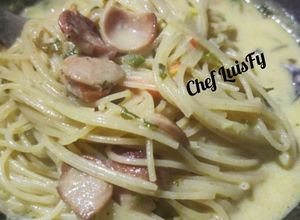 Una foto de Vermicelli en salsa de bechamel y salchichas LuisFy..