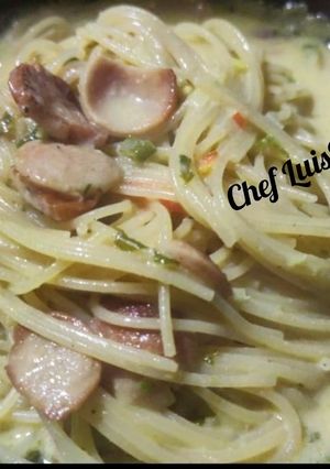 Una foto de Vermicelli en salsa de bechamel y salchichas LuisFy..