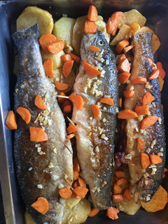 Una foto de Truchas al horno con patatas