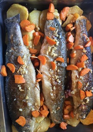 Una foto de Truchas al horno con patatas
