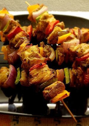 Una foto de Brochette de pollo y verduras