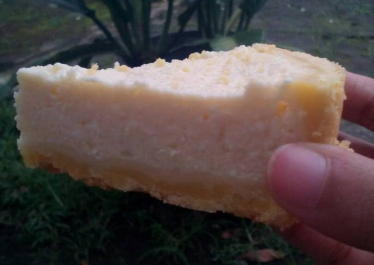 Bagaimana Menyiapkan Simple baked cheesecake Anti Gagal