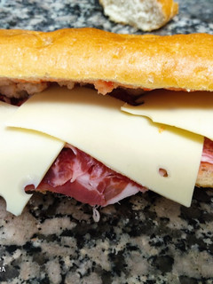 Una foto de Bocatas de serranito y queso