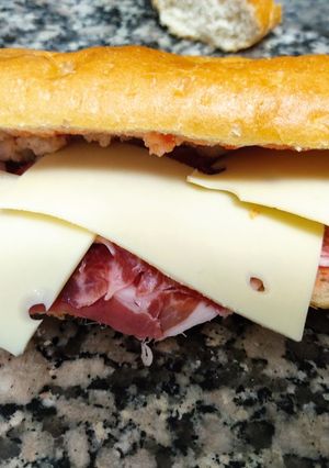 Una foto de Bocatas de serranito y queso