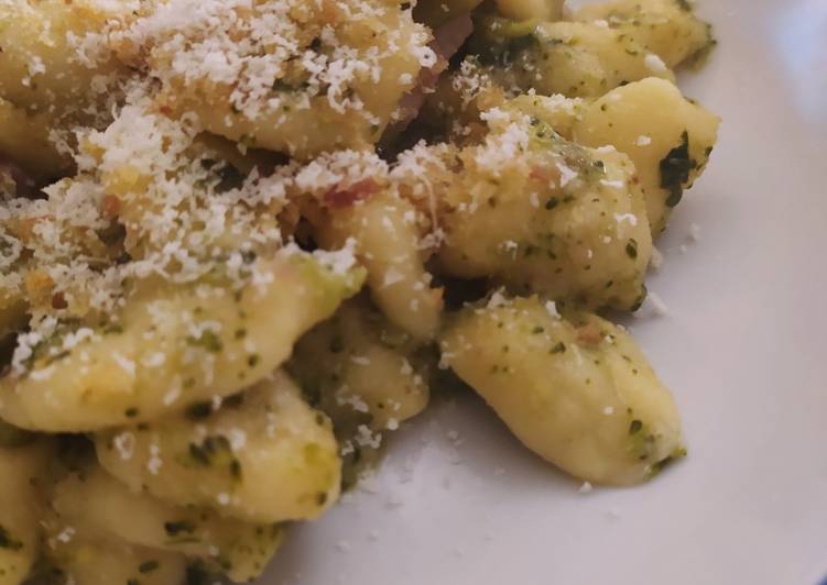 Orecchiette con broccoli, guanciale e pan grattato
