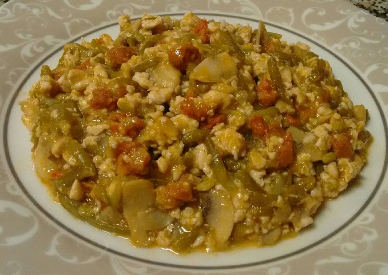 Judías verdes con carne picada, chorizo y champiñón