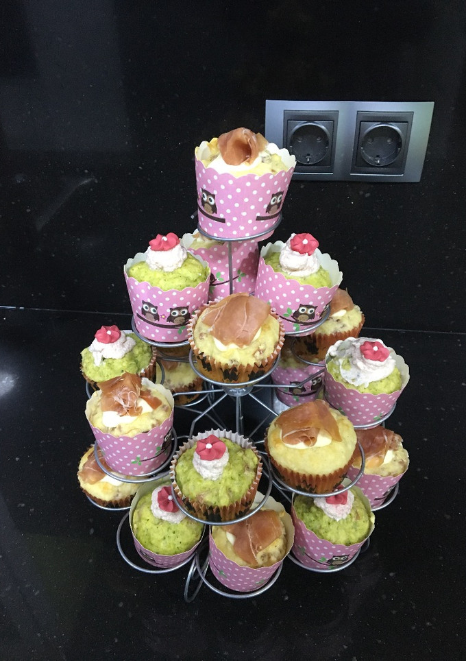 Una foto de Cupcake salados de jamón serrano y de brócoli y jamón dulce