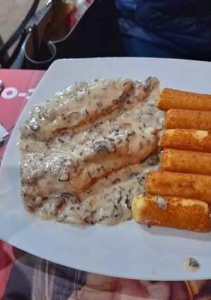 O poză a rețetei Piept de pui în sos de ciuperci cu crochete de cartofi.