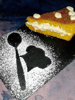 Una foto de Bizcocho de zanahoria con crema de coco y anacardos