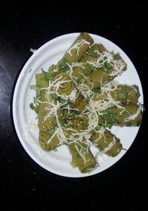 પાલક ખાંડવી(Palak khandvi Recipe in Gujarati) રેસીપી મુખ્ય ફોટો