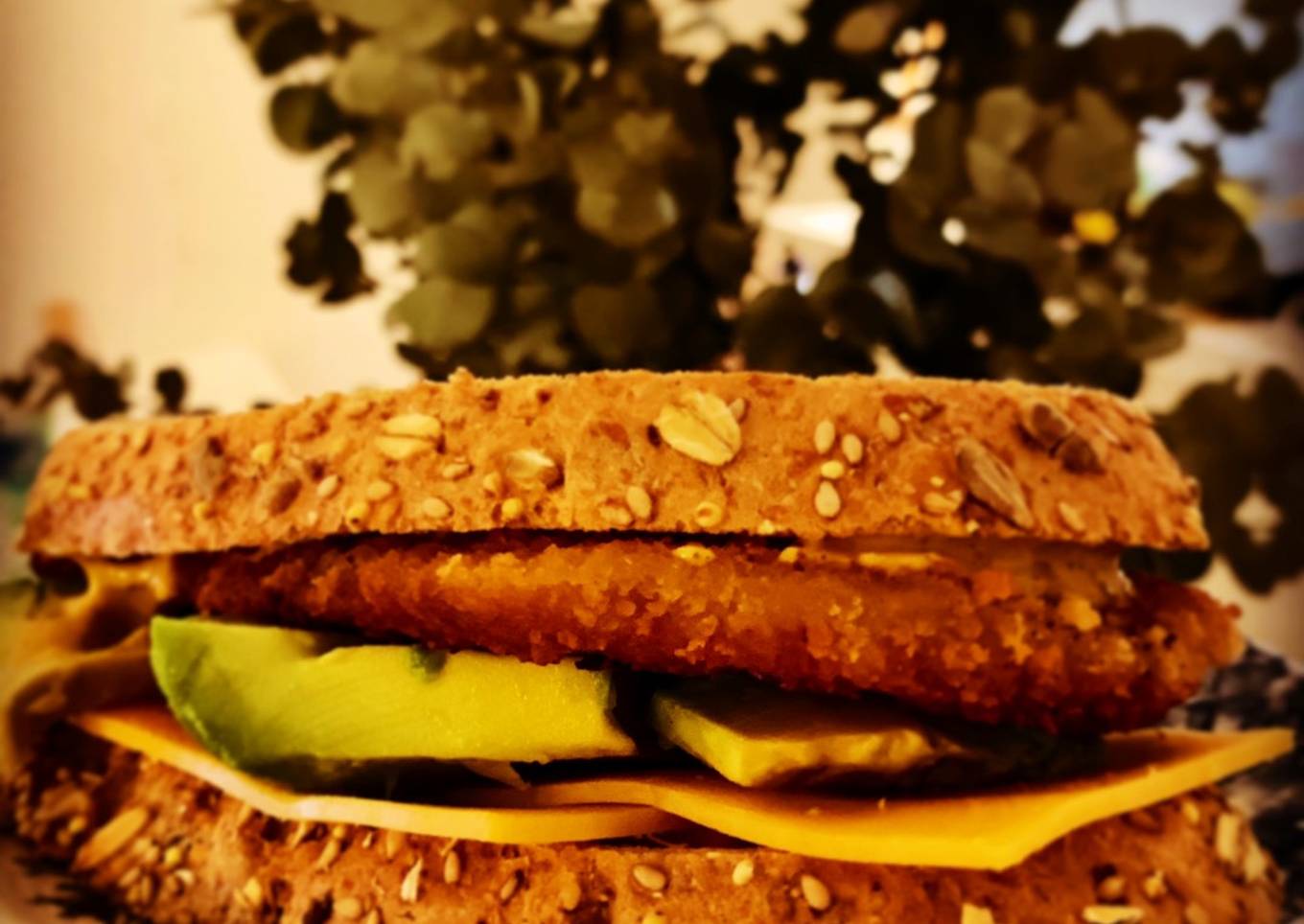 Sándwich de pechuga de pollo empanada con salsa de curry y mango