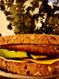 Una foto de Sándwich de pechuga de pollo empanada con salsa de curry y mango