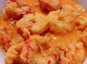 Una foto de Langostinos con salsa inspirada en huancaina y coco
