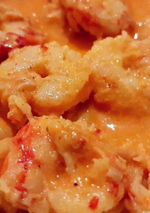 Una foto de Langostinos con salsa inspirada en huancaina y coco