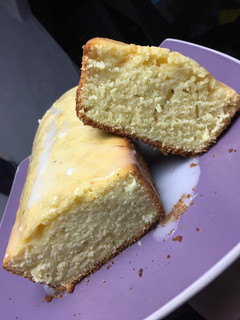 Una foto de Budín con jugo de naranja