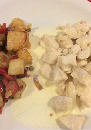 Una foto de Pollo con salsa crema más guarnición de papas