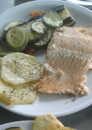 Una foto de Salmón rosado con verduras. Horno