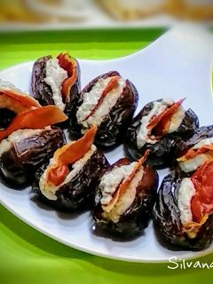 Una foto de 141.🌴Dátiles con queso azul y crujiente de jamón serrano🧀🐖