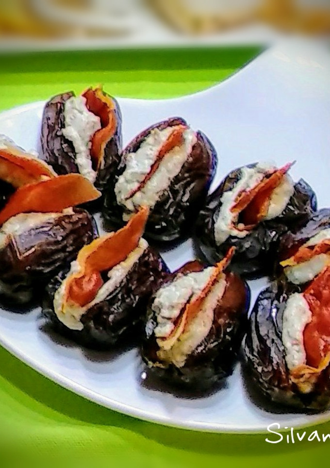 Una foto de 141.🌴Dátiles con queso azul y crujiente de jamón serrano🧀🐖