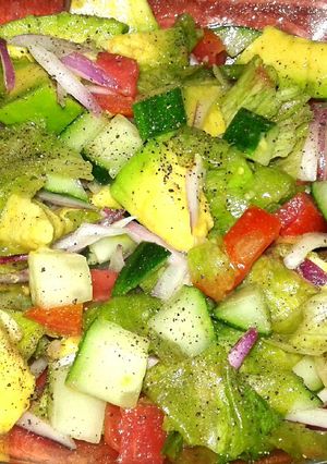 A picture of Avocado/cucumber salad.