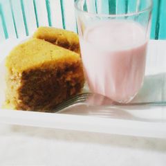 A picture of Marble cake with strwberry yoghurt.