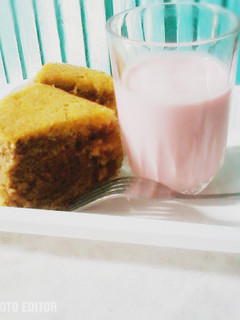 A picture of Marble cake with strwberry yoghurt.