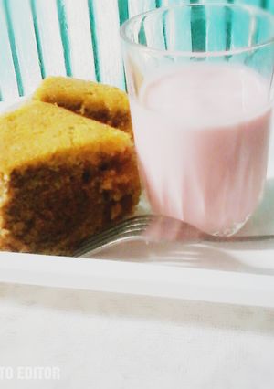 A picture of Marble cake with strwberry yoghurt.