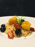 Riso integrale con polpettine di carote, olive nere e rosmarino