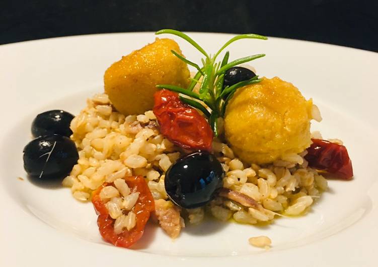 Recetta di Premiato Riso integrale con polpettine di carote, olive nere e rosmarino