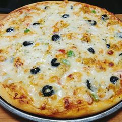 A picture of Chicken Tikka Pizza 🍕🍕.