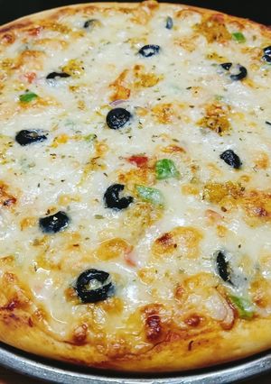 A picture of Chicken Tikka Pizza 🍕🍕.