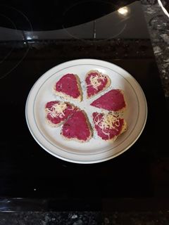 Una foto de Corazones de paté de remolacha. San Valentín