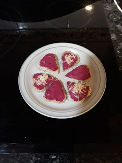 Una foto de Corazones de paté de remolacha. San Valentín