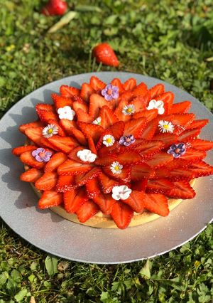 Une photo de Tarte aux fraises 🍓 et sa crème citronnée 🍋