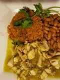Pollo rostizado en salsa de tomates verdes y jalapeños