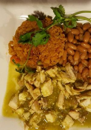 Una foto de Pollo rostizado en salsa de tomates verdes y jalapeños