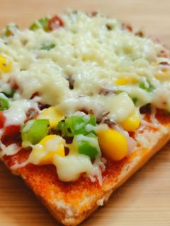 পাউরুটির পিৎজা (paurutir pizza recipe in bengali) রেসিপির প্রধান ছবি