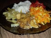 Una foto de ensalada de chauchas y cebolla