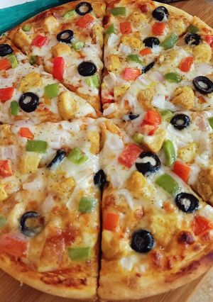 A picture of Chicken Tikka Pizza 🍕🍕.