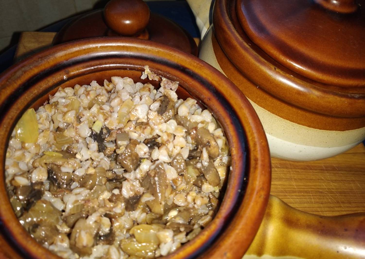 Гречневая каша с грибами. Гречка в горшочке в духовке с мясом. Гречка с грибами в горшочке в духовке. Гречка в горшочках с грибами. Гречка с грибами в духовке в горшочке.