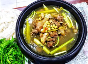 Hình của món Lẩu gà đá hầm sả.