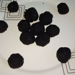 A picture of Oreo chocolate ball.