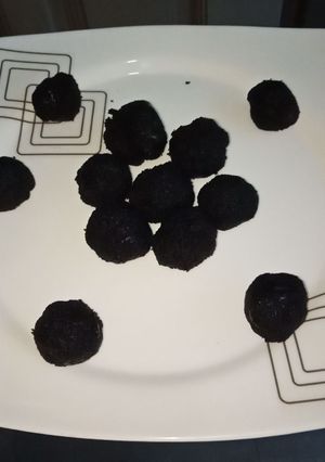 A picture of Oreo chocolate ball.