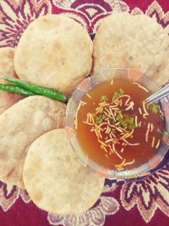 आलू मटर कचोरी (aloo matar kachori recipe in marathi) रेसिपी चे मुख्य फोटो